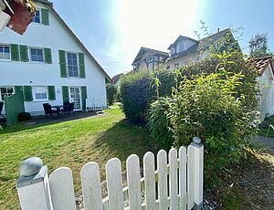 Genießen Sie Ihren Urlaub in der Dünenresidedenz mit einer Terrasse im Grünen.