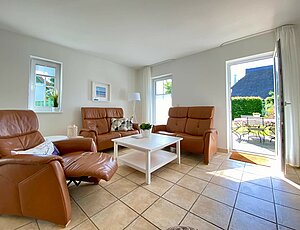 Wohnzimmer des Ferienhauses Ostseekind mit Ledercouchgarnitur