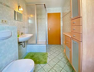 Badezimmer der Ferienwohnung 10 Nemo mit Dusche und Fenster