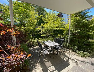 überdachte Terrasse der Ferienwohnung 1 Villa Jasmin Heringsdorf im Grünen mit Möbeln