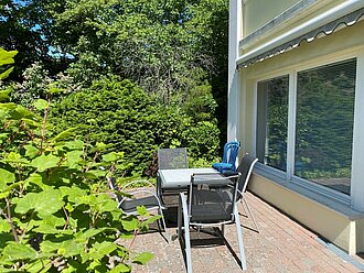 Die Ferienwohnung E1 in der Villa Caprivi überzeugt mit einer Terrasse vollständig im Grünen