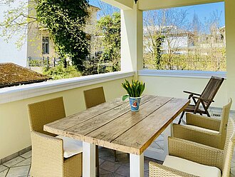 Entspannung im Usedomurlaub auf diesem überdachten Balkon der Ferienwohnung 1 in der Villa Caprivi