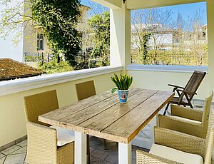 Entspannung im Usedomurlaub auf diesem überdachten Balkon der Ferienwohnung 1 in der Villa Caprivi