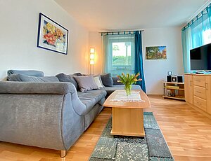 modernes Wohnzimmer mit großer Schlafcouch und Flachbild-TV in Heringsdorf