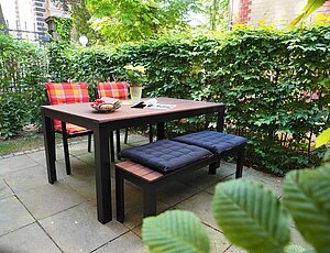Terrasse der Ferienwohnung Teja mit großer Buchenhecke als Sichtschutz