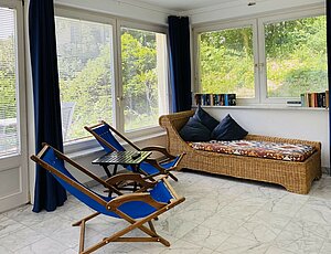 Die Ferienwohnung E1 der Villa Caprivi mit Wintergarten und Blick ins Grüne.