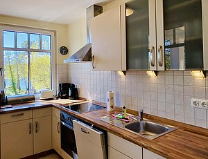 In der Ferienwohnung 4 der Neuen Villa Ernst macht Kochen mit Blick auf den Schloonsee Spaß
