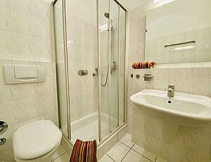 Zur Ferienwohnung 5 in der Villa Caprivi gehört ein Badezimmer mit Dusche.