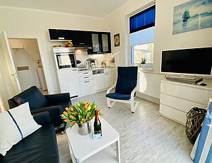 Ferienwohnung 4  Haus Sanke: maritimes Wohnzimmer, weiße Komplettküche, Ledercouch