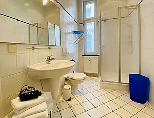 Badezimmer der Ferienwohnung 3 in der Villa Frieda mit Dusche und Fenster