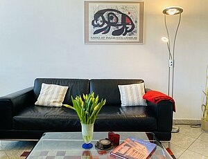 Willkommen in der modernen Ferienwohnung 11 inb der Villa Caprivi mit schwarzen Ledermöbeln.