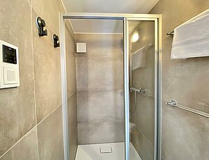 Bodentiefe Dusche in modernem Design mit Radio für die Gäste der Ferienwohnung teja