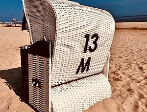 Ein eigener Strandkorb steht für die Gäste der Ferienwohnung Teja am Strand von Heringsdorf bereit.