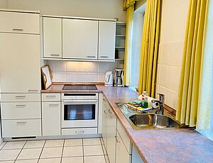 Ferienwohnung E2 im Erdgeschoss der  Villa Caprivi mit offener Komplettküche