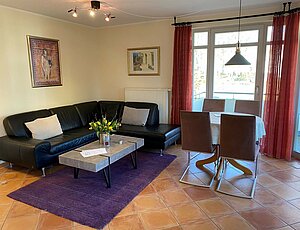 Willkommen in der Ferienwohnung 11 der Residenz Bleichröder mit modernem Wohnzimmer und Blick in den Park der Residenz