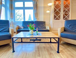Freuen Sie sich auf einen gemütlichen Sitzbereich im Apartment 31 der Villa Usedom über den Dächern von Heringsdorf