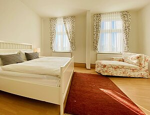 ferienwohnung-villa-fortuna-gemütliches-schlafzimmer-mit Doppelbett.jpg