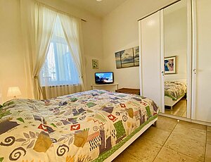 Die beliebte Ferienwohnung 1 in der Villa Caprivi bietet für Ihren Urlaub ein gemütliches Schlafzimmer mit Doppelbett und TV.