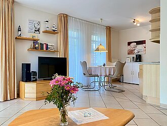 Ferienwohnung 25 der Residenz Bleichröder mit modernem TV im Wohnzimmer