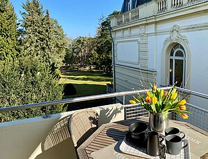 Vom Balkon der Ferienwohnung 16 der Residenz Bleichröder Heringsdorf gibt es einen tollen Blick in den Park der Residenz