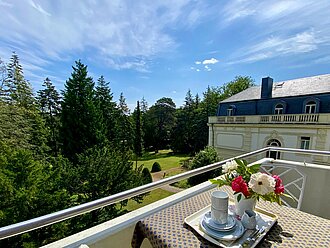 Ausblick vom Balkon der Ferienwohnung Cosima in den Park der Residenz Bleichröder