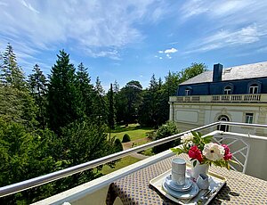 Ausblick vom Balkon der Ferienwohnung Cosima in den Park der Residenz Bleichröder