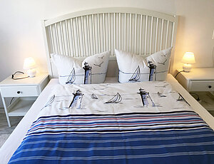  maritimes Schlafzimmer in blau-weiß mit Doppelbett in der Ferienwohnung 4 Sanke 