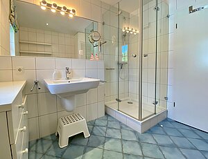 modernes Badezimmer des Ferienhauses Ostseekind mit Dusche