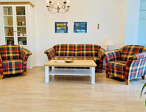Ferienwohnung E2 der Villa Caprivi mit moderner Couchgarnitur im Wohnbereich