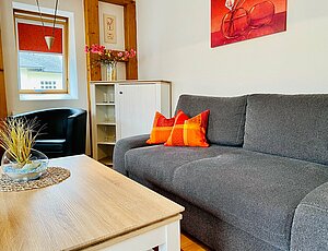 Sitzbereich in der Ferienwohnung 10 Nemo mit Schlafcouch im Wohnzimmer