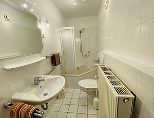 Ferienwohnung E2 der Villa Caprivi - Badezimmer mit Duschwanne.