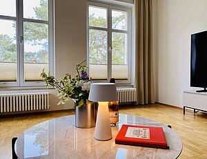 Die Ferienwohnung Krist gefällt den Gästen, weil es einen super großen TV gibt und  weil man aus dem Wohnzimmer bis zum Meer schauen kann.
