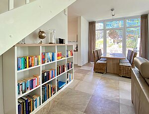 Ferienhaus Lotesenstieg 6 großes Bücherregal im modernen Wohnzimmer