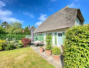 Genießen Sie das Leben im Grünen auf der Terrasse und im Garten des Ferienhauses Ostseekind