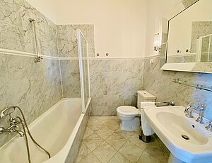 schönes Badezimmer der Ferienwohnung 12 der Villa Schlossbauer mit Badewanne