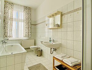 ferienwohnung -in der villa fortuna- mit komplettbad- dusche und wanne.jpg