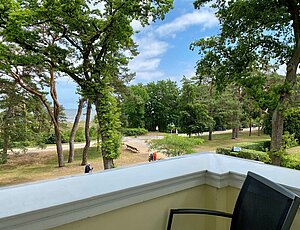 Ferienwohnung 9 der Villa Caprivi mit zwei möblierten Balkonen zur Seeseite mit Meerblick.