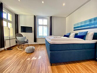 modernes Schlafzimmer mit Doppelbett und TV in der Ferienwohhnung Kleine Anna