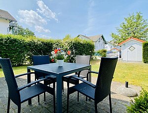 Genießen Sie Ihren Usedomurlaub in der Dünenresidenz Karlshagen. Die Fewo im Lindenweg 8b bietet eine tolle Terrasse im Grünen.