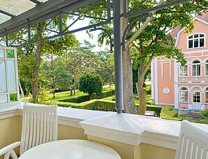 Den Urlaub in der Ferienwohnung 10 der Villa Caprivi auf dem überdachten Balkon mit Möbeln genießen.