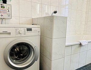 Bad der Ferienwohnung Mine mit Waschmaschine und Badewanne