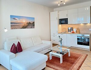 Modernes Ambiente mit offener Küche in der Ferienwohnung 1 der Villa Jasmin Heringsdorf