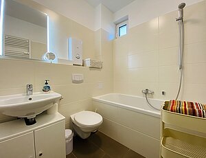 Badezimmer der Ferienwohnung 4 Sanke mit Wanne und Duschabtrennung