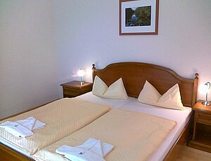 Im gemütlichen Doppelbett der Ferienwohnung 7 erholsam schlafen, so gelingt der Usedomurlaub