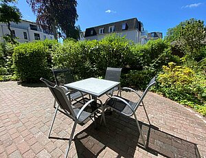 Die Erdgeschosswohnung E1 der Villa Caprivi begeister durch eine schöne Terrasse im Grünen
