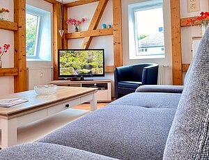 Ferienwohnung 10 im Haus Nemo in Heringsdorf mit freiliegenden Dachbalken im Wohnzimmer