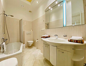 Elegantes Badezimmer der Ferienwohnung 3 Villa Caprivi mit Badewanne.
