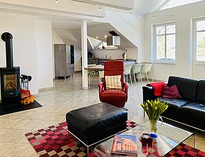 Unterm Dach der Villa Caprivi genießen die Gäste das besondere Urlaubsvergnügen in der Ferienwohning 11 mit Kamin.