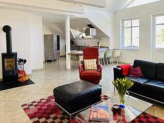 Unterm Dach der Villa Caprivi genießen die Gäste das besondere Urlaubsvergnügen in der Ferienwohning 11 mit Kamin.