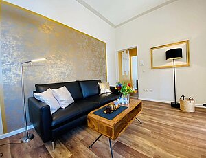 Topmoderne Ferienwohnung Kaiserperle mit Ledercouch und extravaganter Wandgestaltung